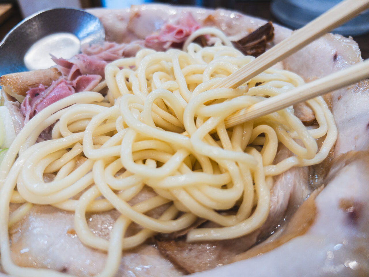 中華そばひらこ屋のあっさりバラそばの中太麺を箸でほぐした様子