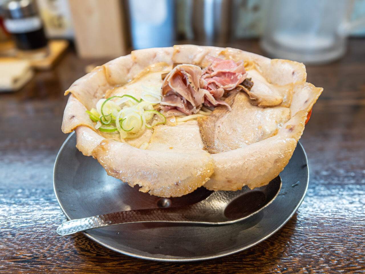 青森市の中華そばひらこ屋で注文したあっさりバラそばを横から撮影した写真