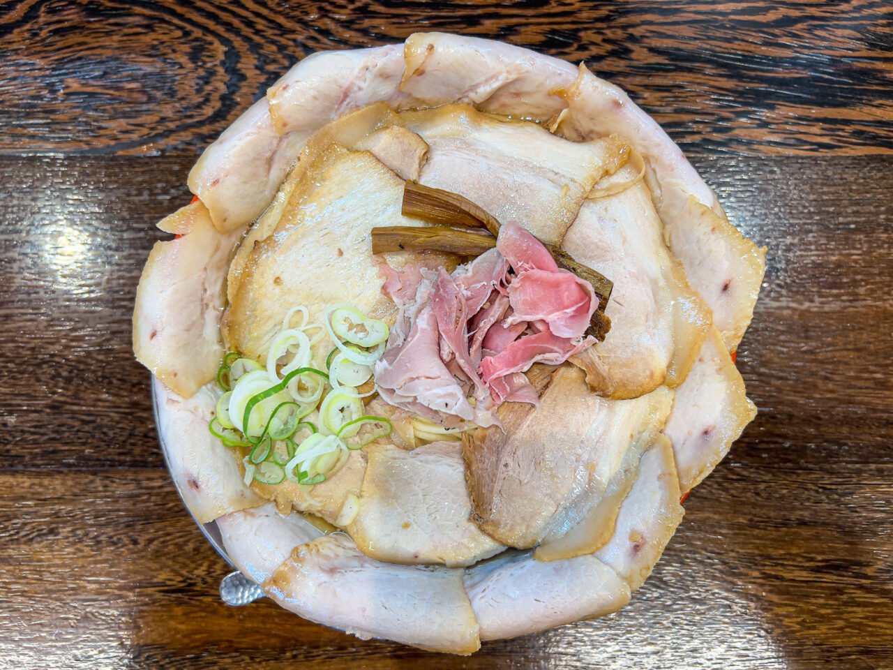 青森市の中華そばひらこ屋で注文したあっさりバラそばを真上から撮影した写真