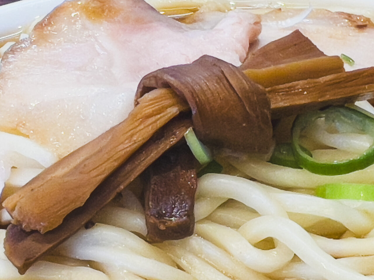 中華そばひらこ屋のあっさりバラそばに添えられた結びメンマのアップ