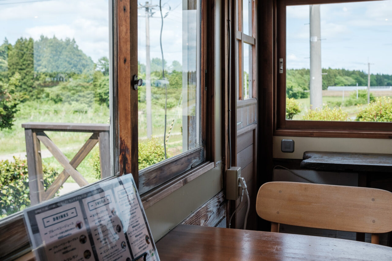 Cota Cafeの木の温もりを感じる店内と大きな窓