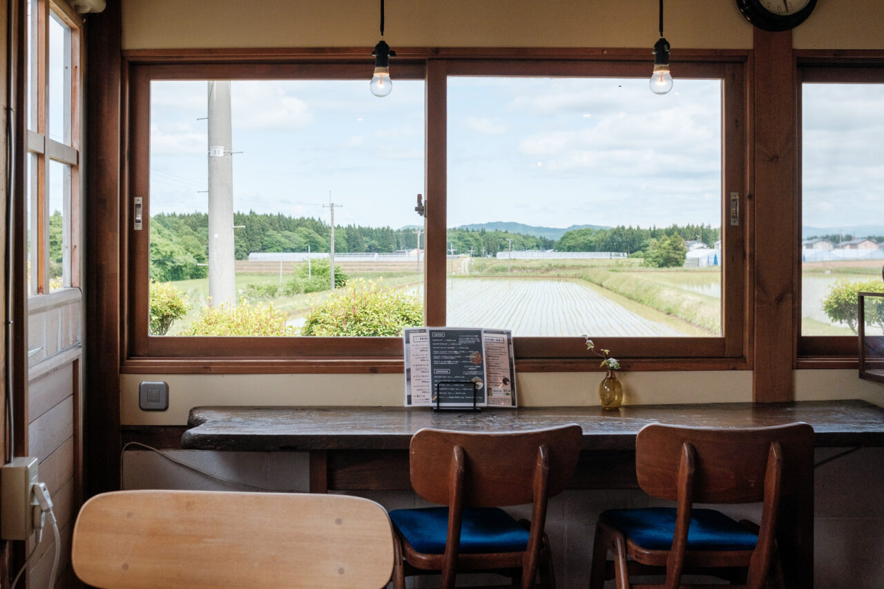 Cota Cafe店内の窓から見える田園風景