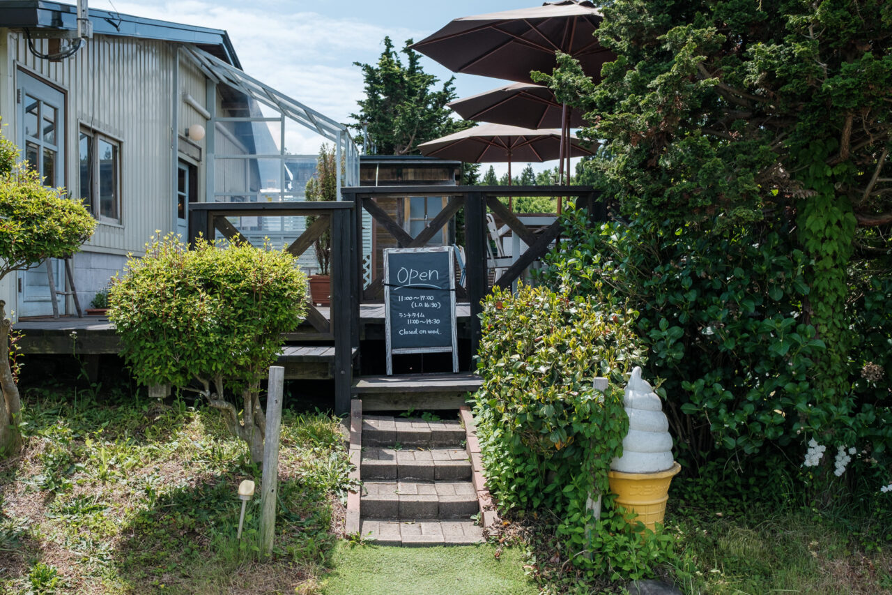 岩手県北上市のCota Cafe入口。テラス席とOpen看板が迎える落ち着いた雰囲気のカフェ。
